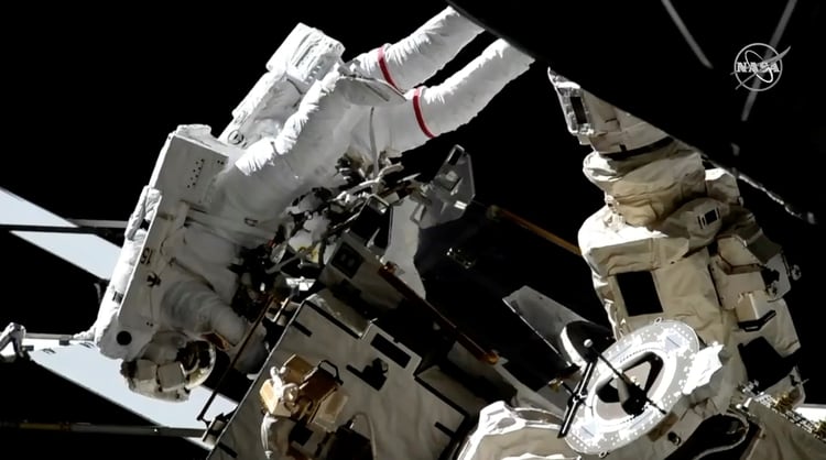 Los ingenieros de vuelo Nick Hague y Christina Koch de la NASA van a una caminata espacial para trabajar en un conjunto de reemplazos de baterías fuera de la Estación Espacial Internacional el 29 de marzo de 2019 en esta imagen fija del video. (REUTERS / NASA)