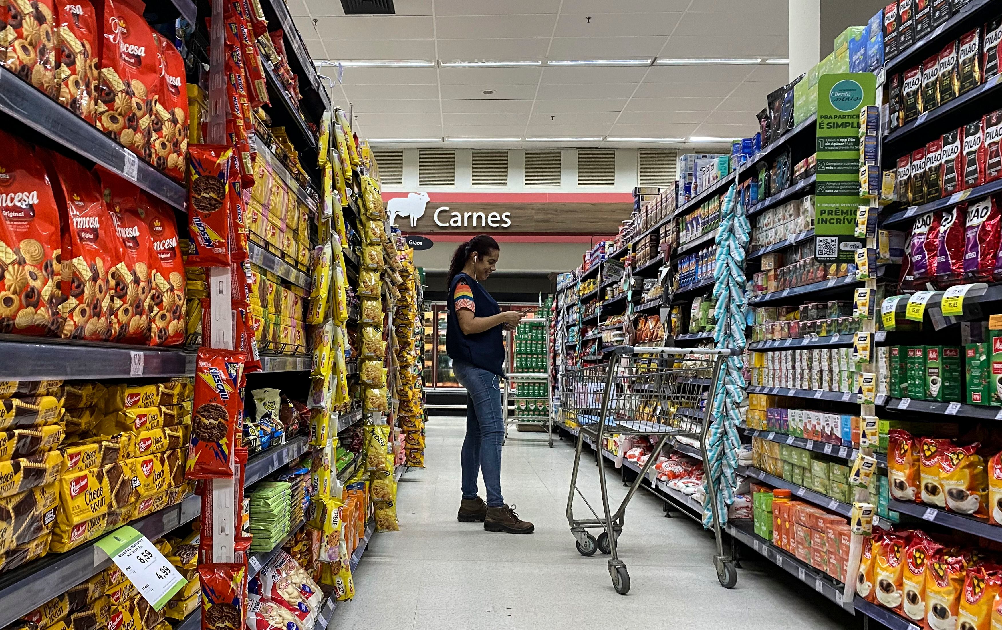 Los mayores saltos en el consumo de las marcas propias de los supermercados se dan en alimentos, según Nielsen IQ (EFE/Antonio Lacerda) 