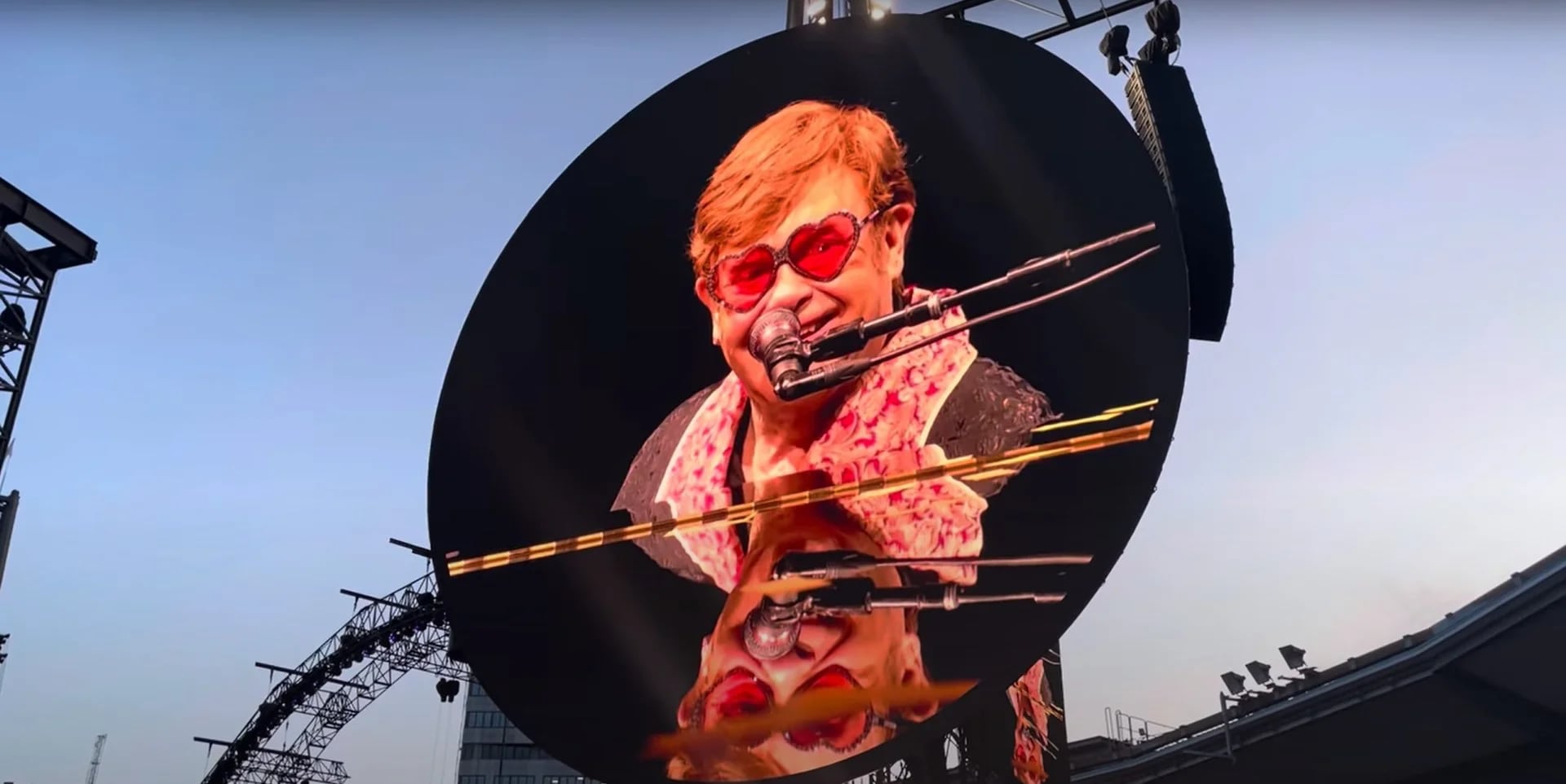 Elton John apareció en las pantallas del conciertonde Coldplay en Guthenburg completamente en vivo