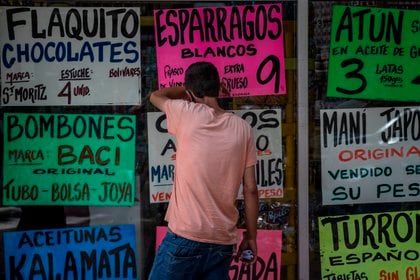 Con una inflación anual que supera el 3.000% y una situación general económica desastrosa, Venezuela espera una salida con el apoyo de la comunidad internacional. EFE/ Miguel Gutiérrez
