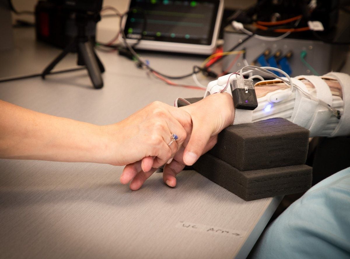 Keith Thomas recuperó movilidad y sensibilidad en sus manos con la ayuda de un chip con inteligencia artificial luego de haber quedado tetrapléjico en el año 2020. (Foto: Feinstein Institutes for Medical Research)