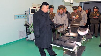 El líder norcoreano Kim Jong-un en una visita al Hospital General Taesongsan (REUTERS/KCNA)