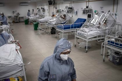 Una sala con pacientes en tratamiento de covid-19 en el Hospital Municipal de Campaña Gilberto Novaes, en la ciudad de Manaos, Amazonas. La preocupación por la propagación de la variante de Brasil. EFE
