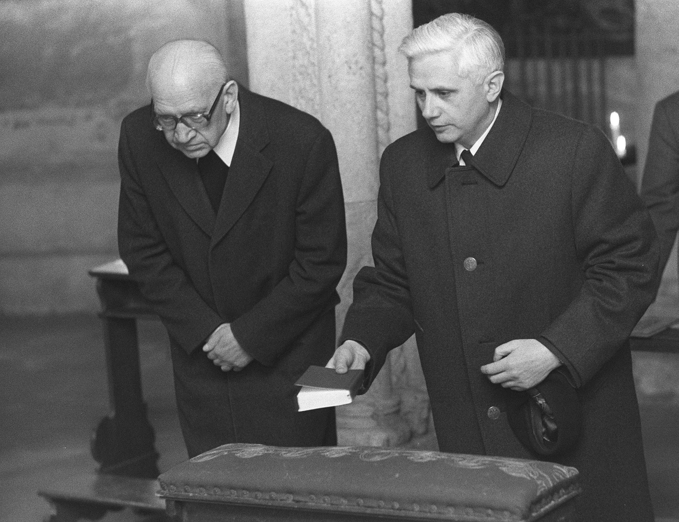 En esta imagen de archivo, Joseph Ratzinger (derecha), recién nombrado arzobispo de Múnich y Freising, reza con el obispo Erns Tewes en la cripta de la catedral de Freising, el 31 de marzo de 1977, en el sur de Alemania. Décadas más tarde, Ratzinger se convertiría en el papa Benedicto XVI (AP Foto/Dieter Endlicher, archivo)