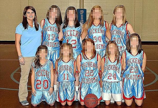Charli Jones Parker con el equipo de basquet femenino que entrenaba en Pickens Academy