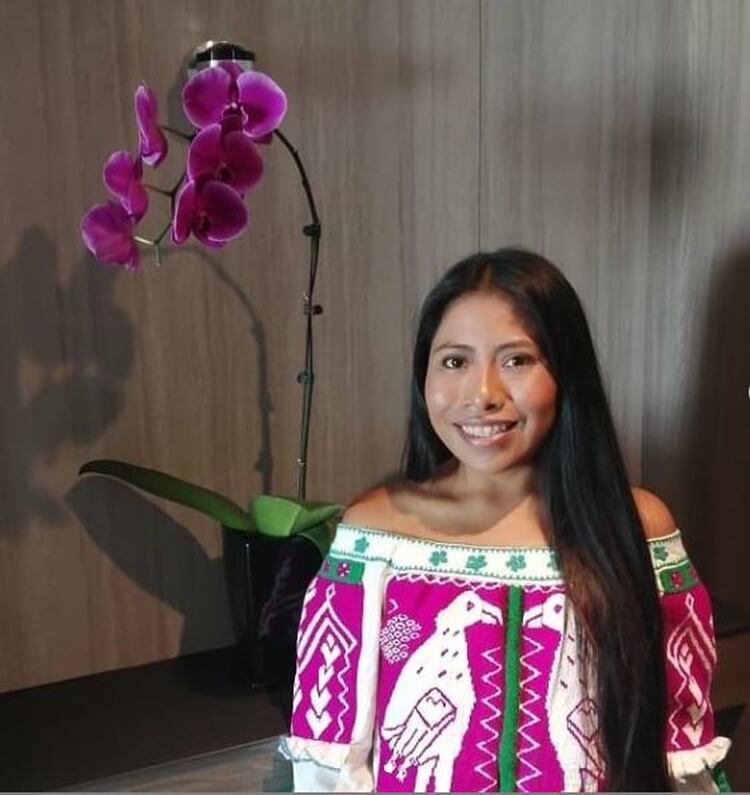 Yalitza Aparicio portó una blusa blanca en su visita a Taiwán (Foto: Instagram @yalitzaapariciomtz)