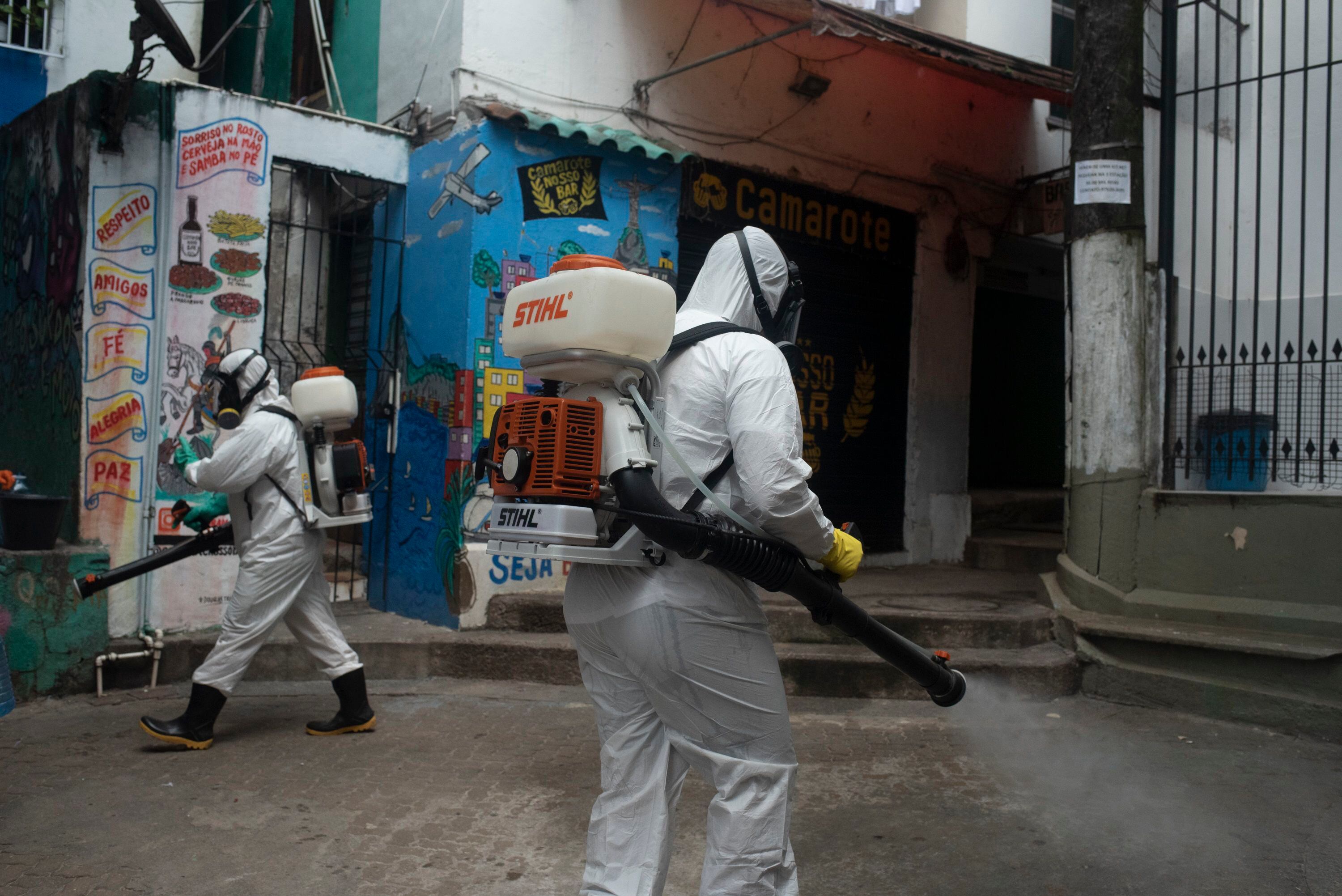 12/01/2021 Un grupo de trabajadores desinfecta la favela de Santa Marta, en Río de Janeiro, Brasil.
POLITICA SUDAMÉRICA BRASIL INTERNACIONAL LATINOAMÉRICA
FABIO TEIXEIRA / ZUMA PRESS / CONTACTOPHOTO
