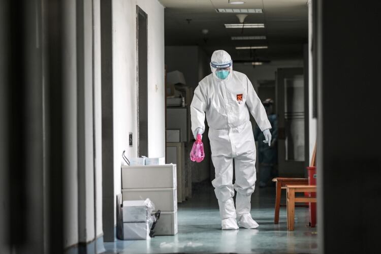 Personal sanitario desinfecta los pasillos de un hospital de Wuhan (Reuters)