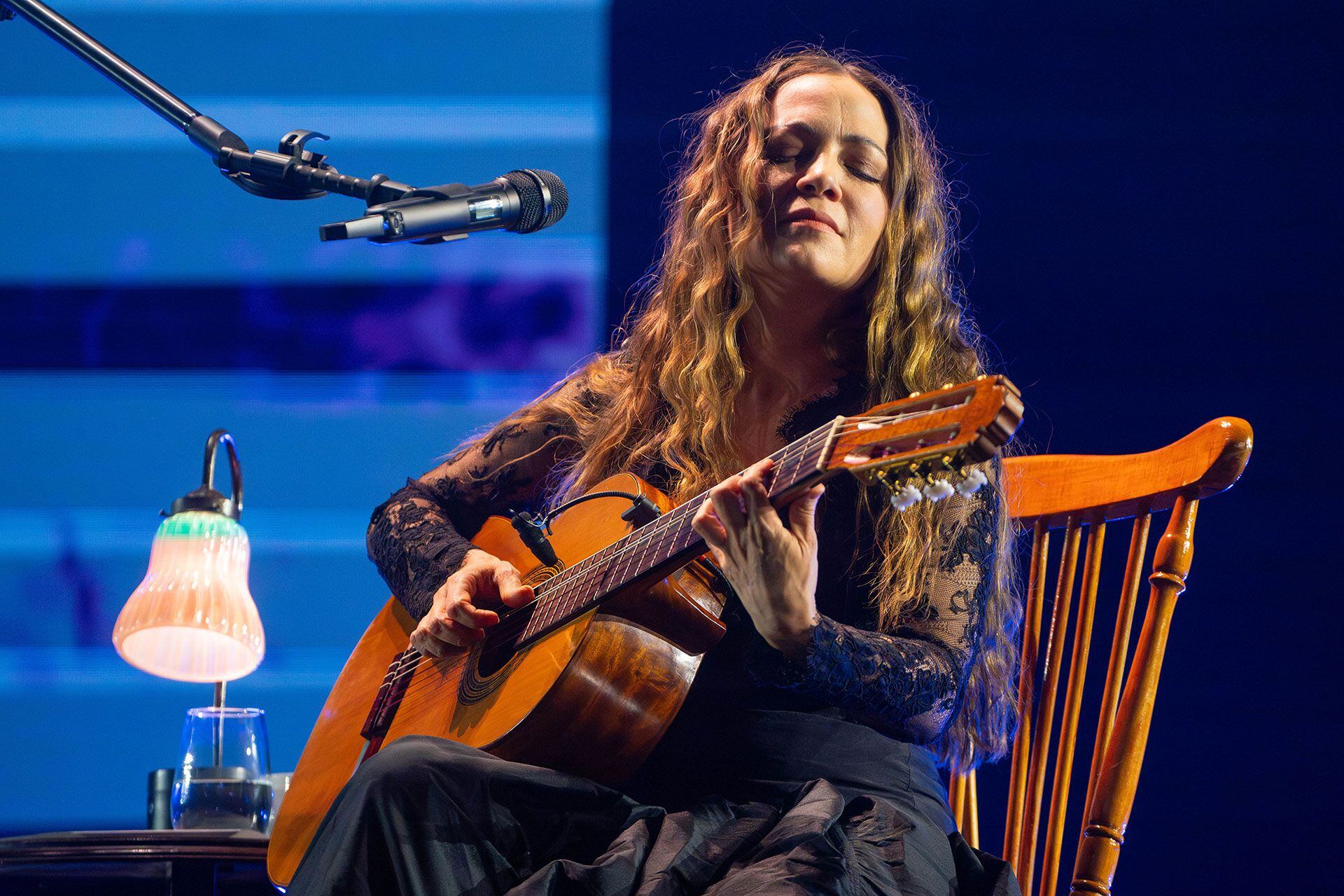 Natalia Lafourcade se conecta con su audiencia en un diálogo sincero (Foto: Franco Fafasuli)