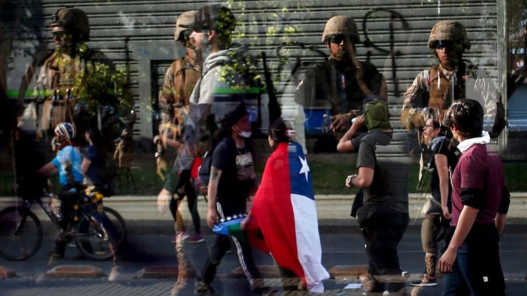 Militares en Chile (AP)