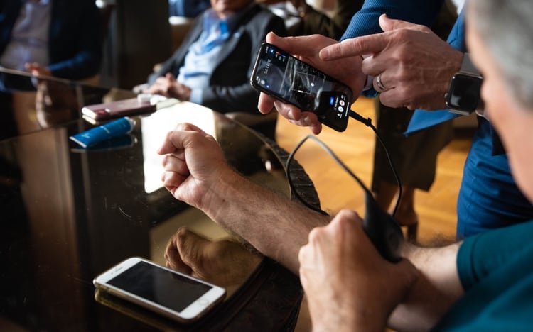 El dispositivo funciona conectándose a un celular, permitiendo así que en pocos minutos que el profesional pueda determinar lo avanzada que se encuentra la infección.