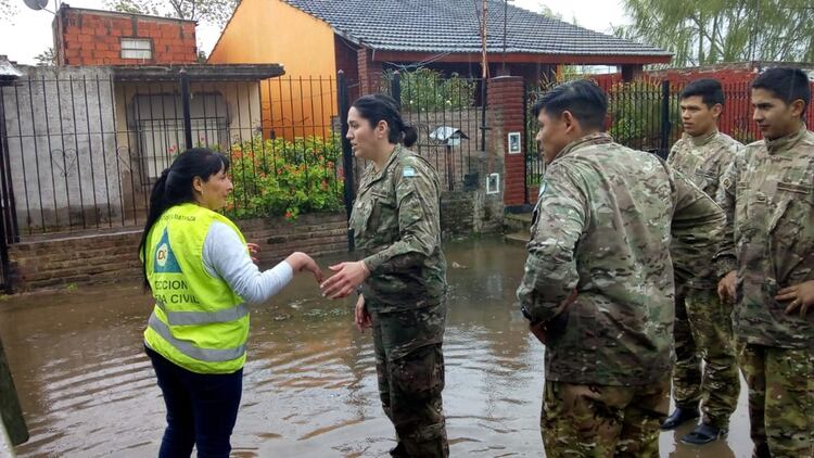 Centenares de soldados brindan ayuda humanitaria en La Matanza