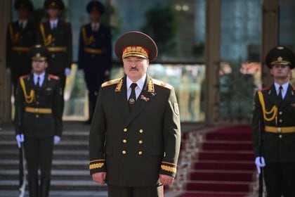 Belarusian President Alexander Lukashenko stands near service members during an inauguration ceremony in Minsk, Belarus September 23, 2020. Andrei Stasevich/BelTA/Handout via REUTERS  ATTENTION EDITORS - THIS IMAGE HAS BEEN SUPPLIED BY A THIRD PARTY. NO RESALES. NO ARCHIVES. MANDATORY CREDIT.