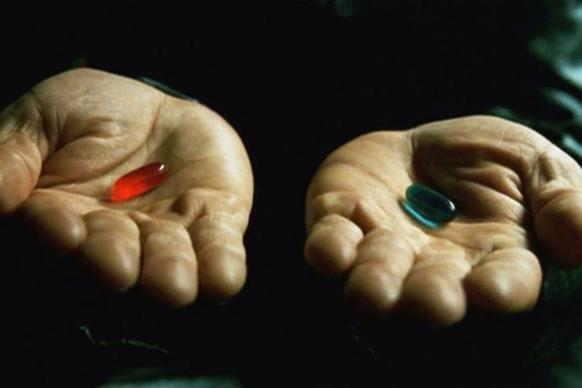 Como en la primera entrega de esta saga, Neo vuelve a elegir la píldora roja, que se supone que lo transporta al mundo real.