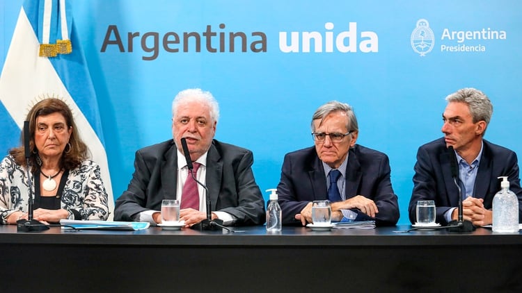 El Dr. Eduardo López -segundo desde la derecha- es parte del Comité de Expertos que asesora al gobierno nacional en la lucha contra el coronavirus (Casa Rosada)