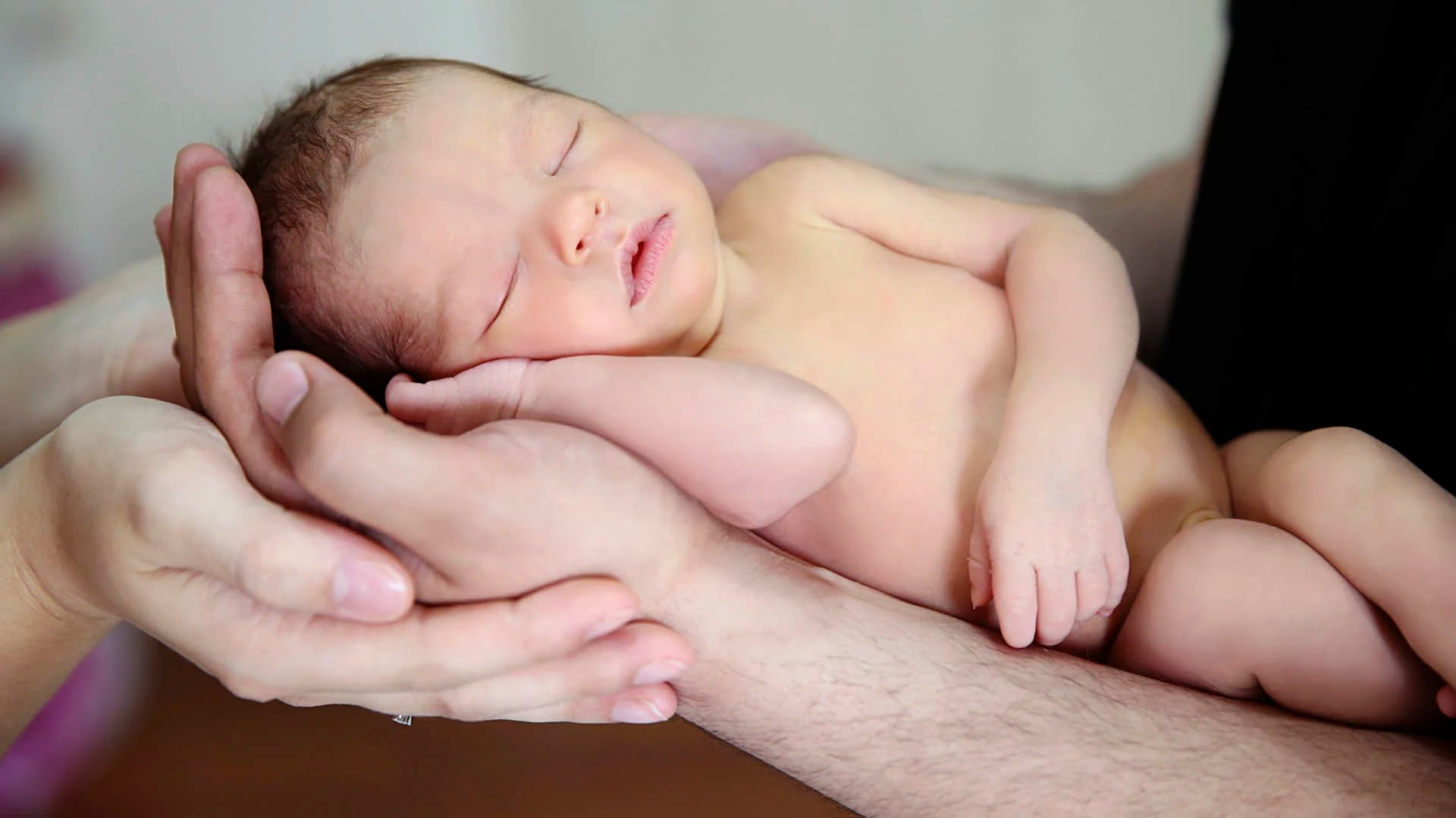 Alcanzar la paternidad por subrogación de vientre es una tendencia en el país (iStock)