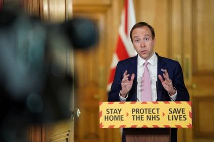 El Secretario de Salud Británico Matt Hancock habla durante una conferencia de prensa diaria en el 10 de Downing Street en Londres, el 1 de mayo de 2020. (Pippa Fowles/10 Downing Street/Handout vía REUTERS)