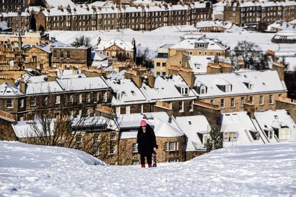 Una mujer en las calles de Edimburgo, cubiertas de nieve (Andy Buchanan / AFP)