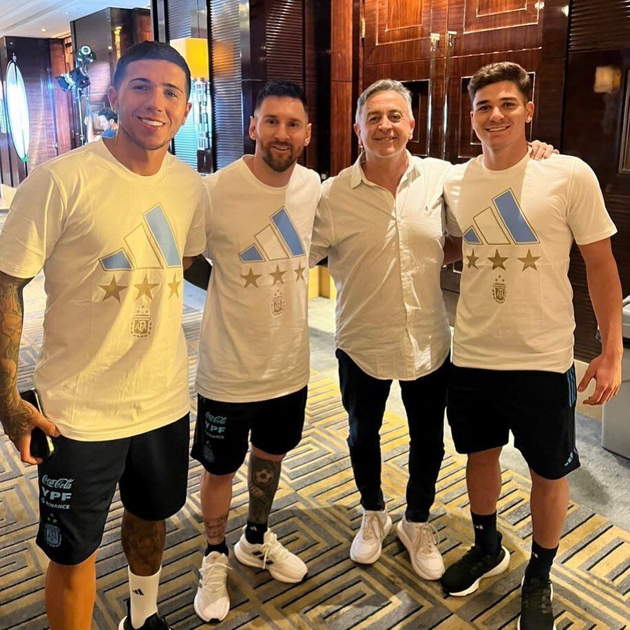 Pablo González con algunos futbolistas de la selección argentina durante la producción de "Elijo Creer" en China