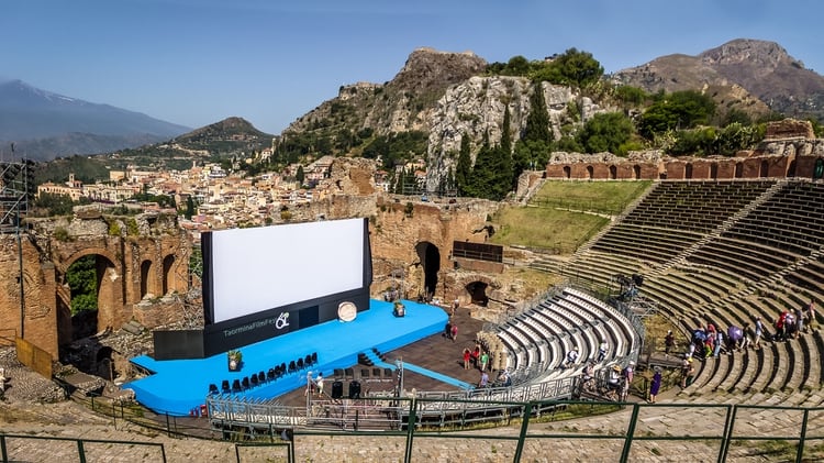 En el festival de Taormina se celebra en el teatro griego a 206 metros sobre el mar (Shutterstock)