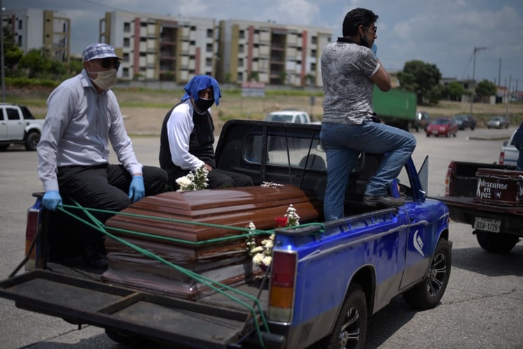 Un grupo de personas trasladando un cuerpo en una camioneta en Guayaquil (REUTERS/Vicente Gaibor del Pino)