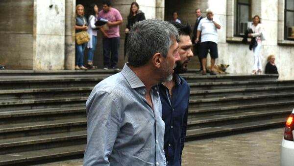 Matías Messi junto a su padre, Jorge, a la salida de los Tribunales de Rosario (Juan José García)