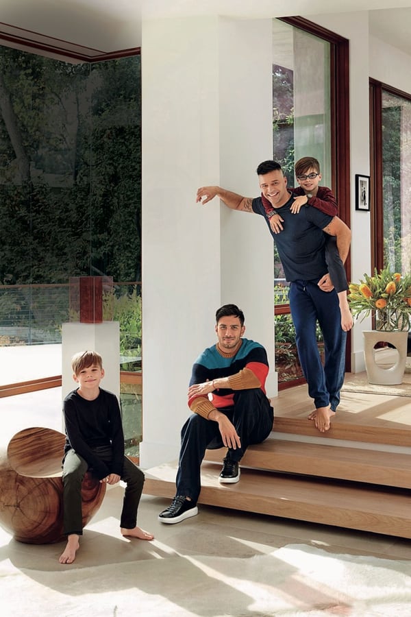 Ricky Martin con su esposo e hijos en su mansiÃ³n de Los Ãngeles