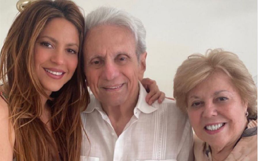 Shakira y sus padres (@shakira)