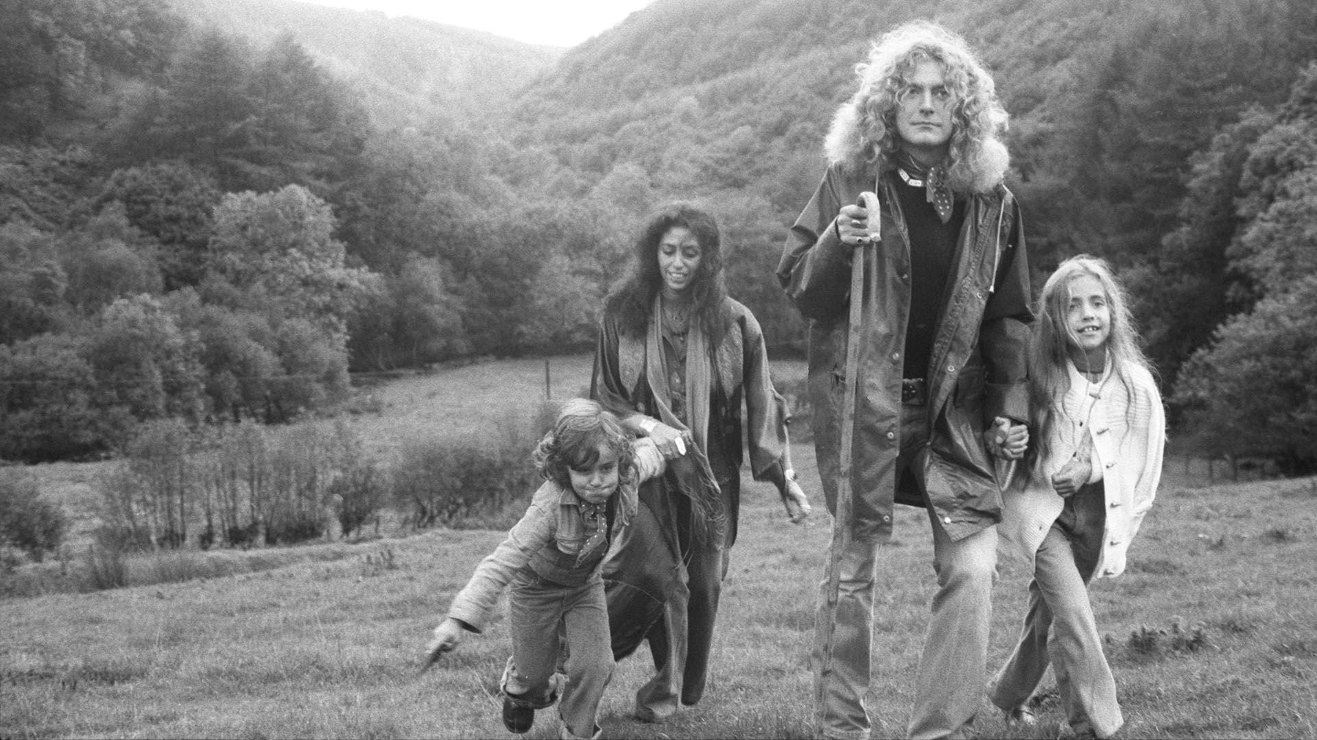 El líder de Led Zeppelin, Robert Plant (centro a la derecha) con su esposa, Maureen Wilson (centro a la izquierda), y sus hijos, Karac (1972-1977) (izquierda) y Carmen (derecha), en su finca de 300 acres en Gales en octubre de 1976 (The Grosby Group)