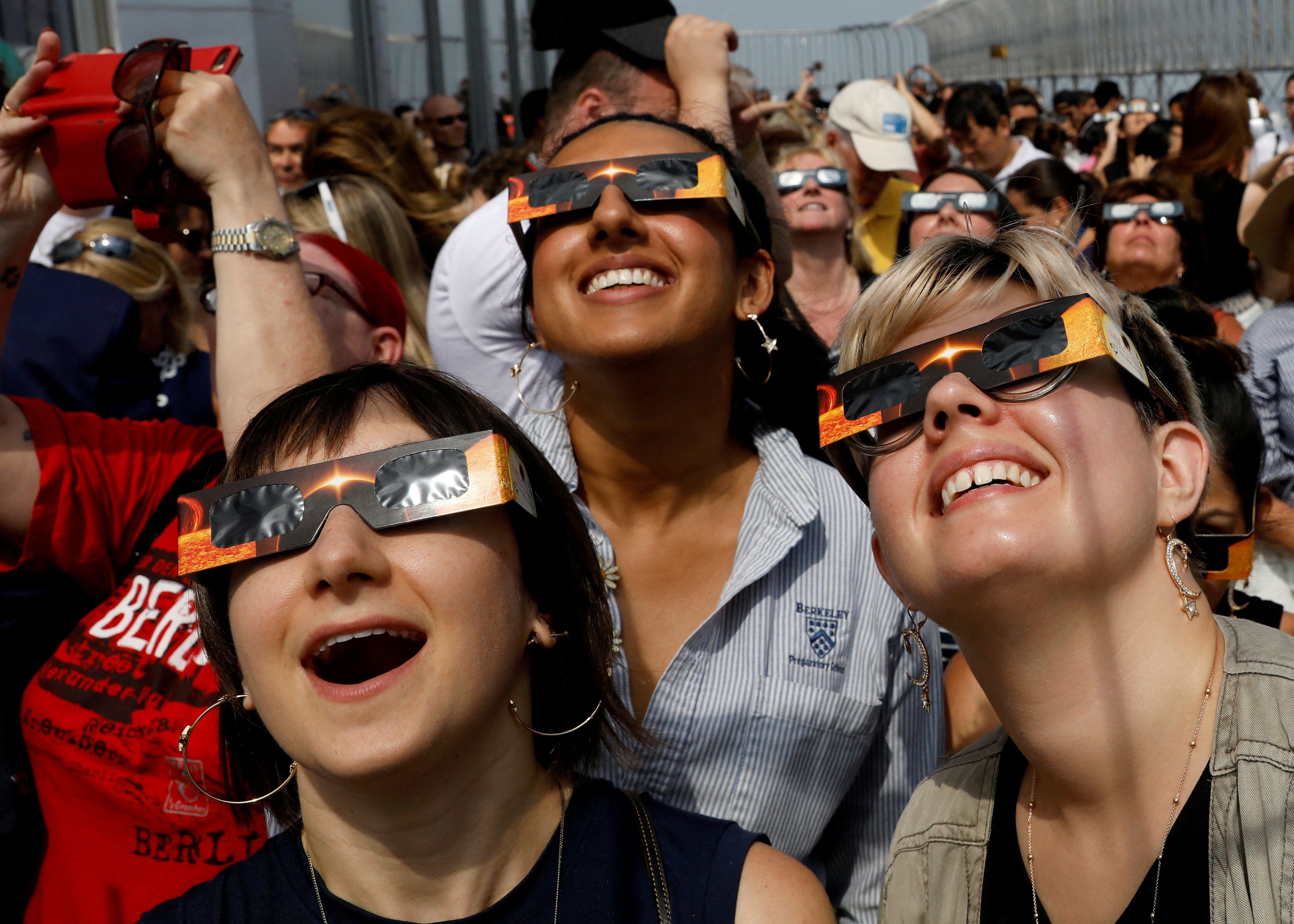 Las personas necesitarán utilizar gafas especiales para ver el eclipse solar
REUTERS/Brendan McDermid/File Photo