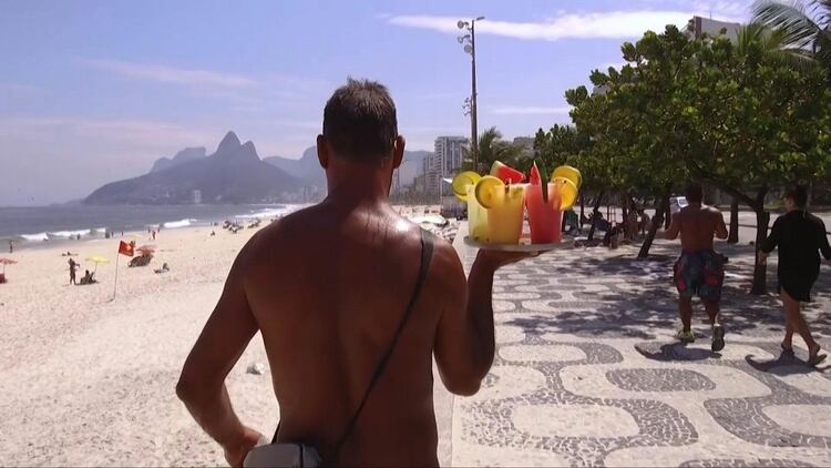 Los vendedores ambulantes de las playas de Rio de Janeiro se enfrentan a una etapa de incertidumbre por la prohibición de circular que ordenó el gobierno para impedir la propagación del nuevo coronavirus.