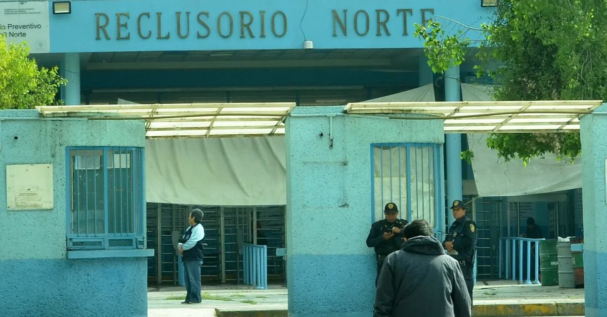 She tried to enter the North Jail with 90,000 pesos in cash and ended up being detained
