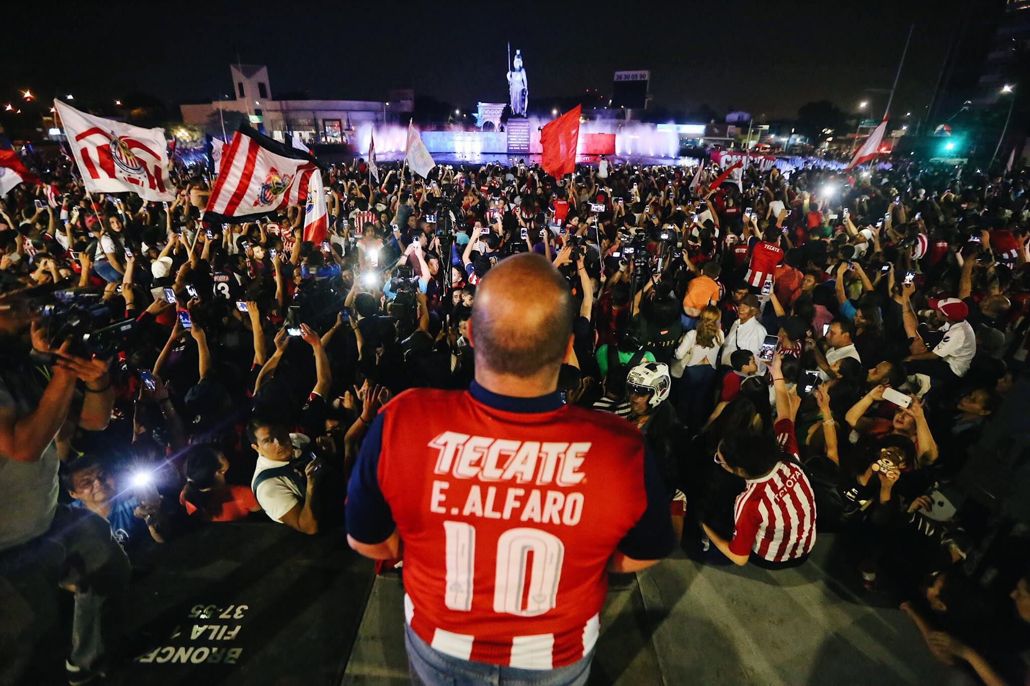 Enrique Alfaro, gobernador y apasionado seguidor del fútbol local, no dudó en expresar su frustración por la decisión arbitral que afectó a Chivas