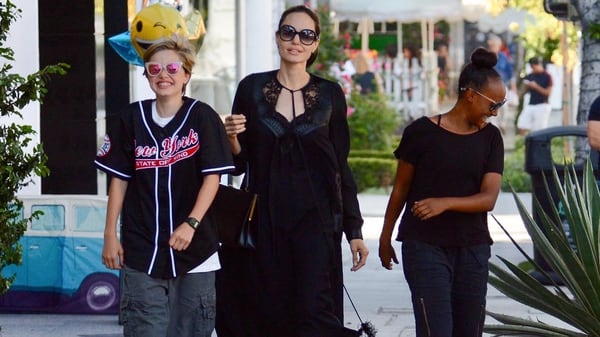 Angelina Jolie y sus dos hijas (Grosby)