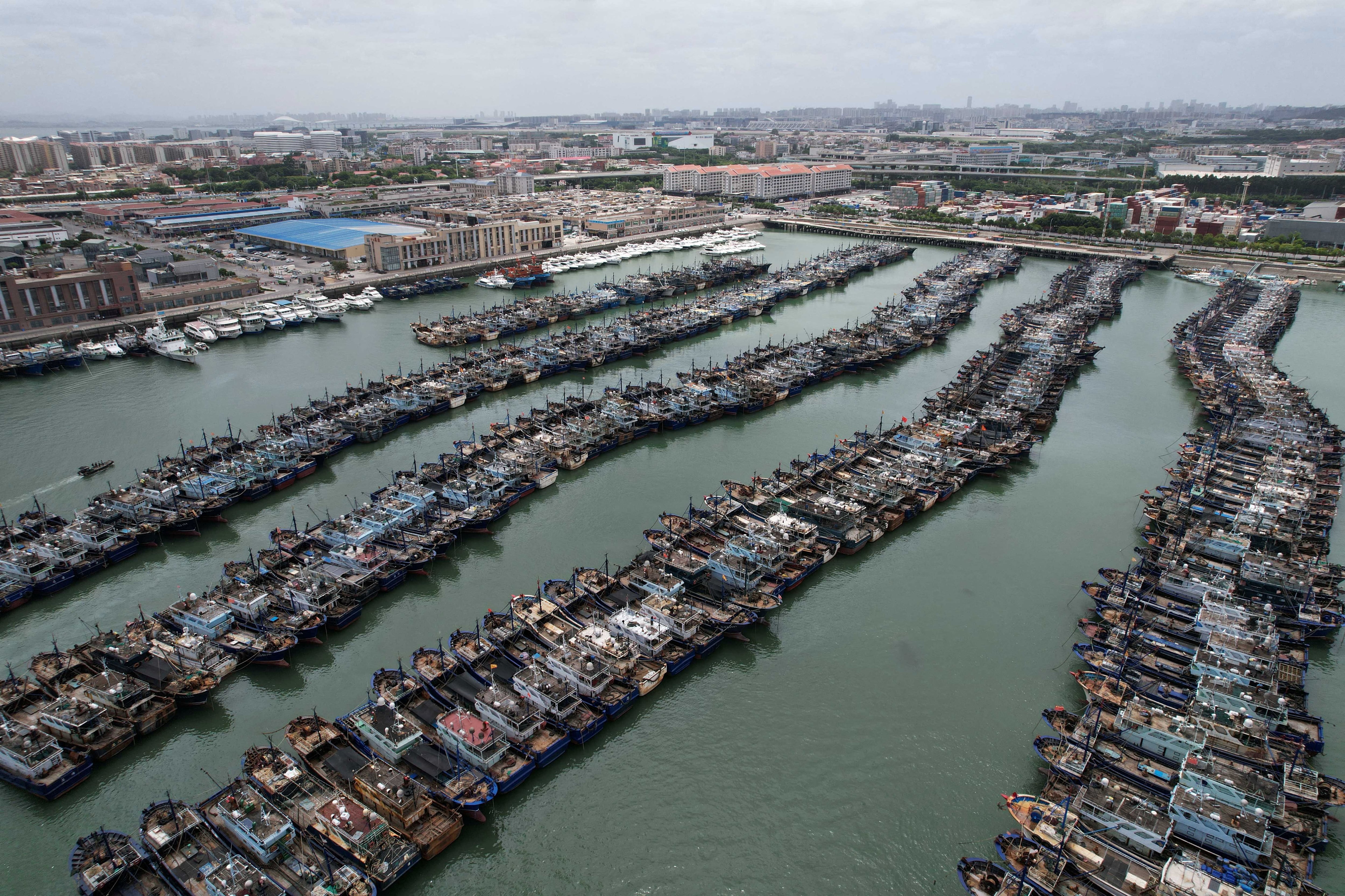 Barcos de pesca chinos listos para zarpar hacia aguas internacionales amarrados en el puerto pesquero de Gaoqi, en Xiamen, China en julio pasado (Reuters)