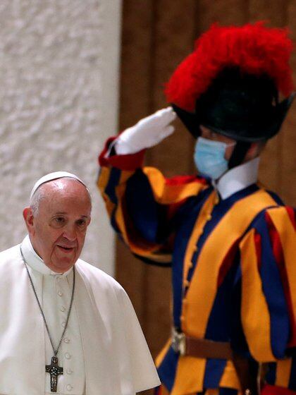 En los últimos días, cuatro guardias suizos del Vaticano dieron positivo (Reuters)