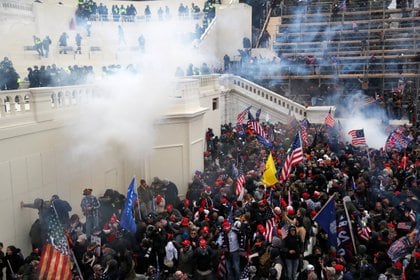 Manifestantes pro Trump asaltando el Capitolio de Estados Unidos (REUTERS/Shannon Stapleton)
