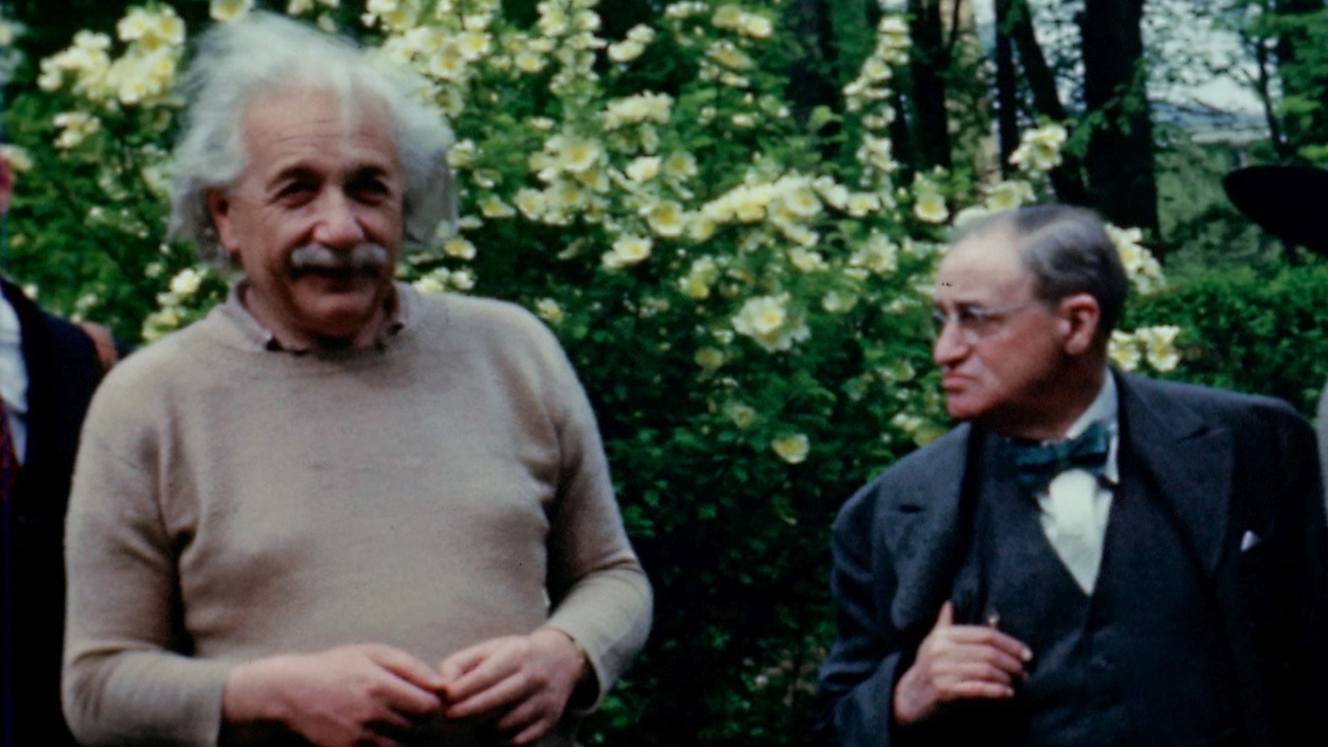 Capturas de la película documental Einstein y la bomba