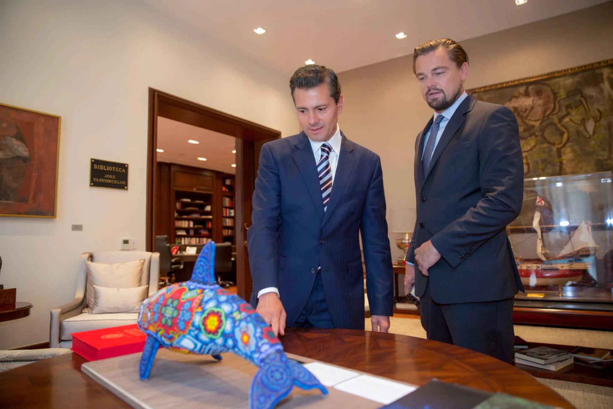 Leonardo DiCaprio y Enrique Peña Nieto, en su encuentro del miércoles en Ciudad de México (AP)