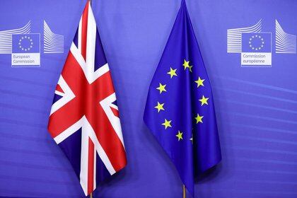 Foto de archivo: Banderas del Reino Unido y la Unión Europea en Bruselas, Bélgica, el 9 de diciembre de 2020.  Via Oliver Hoslet / Pool REUTERS