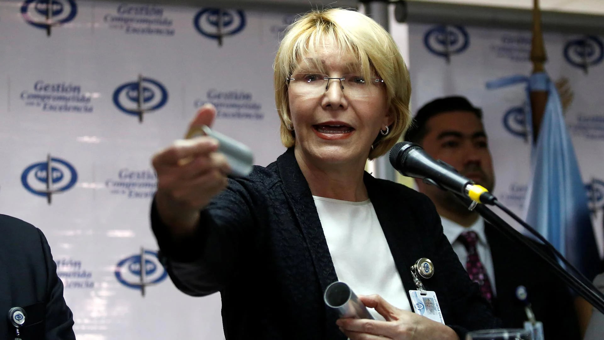La fiscal general Luisa Ortega Díaz muestra evidencias de una muerte causada por la represión (Reuters)