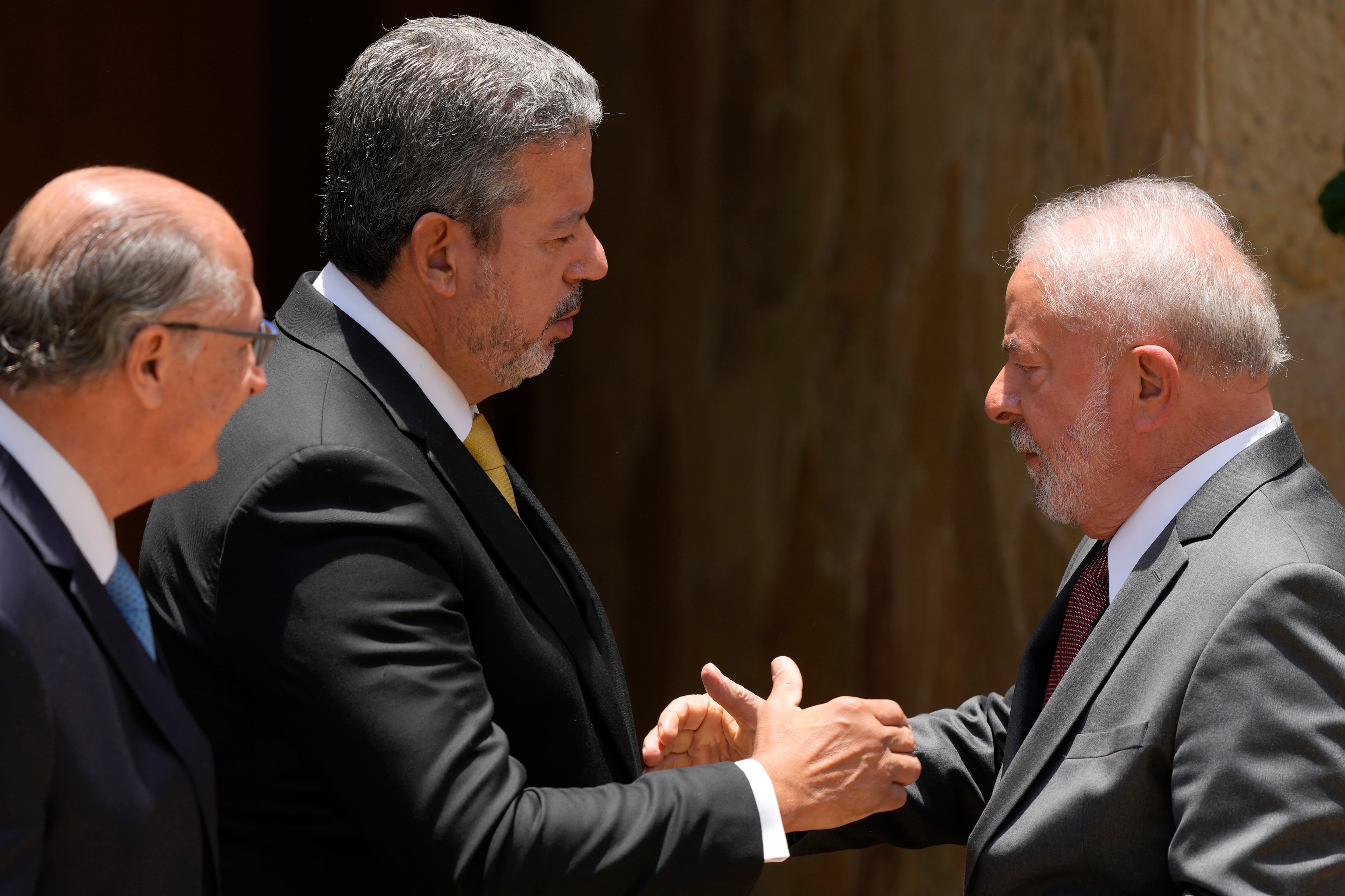 Archivo - Luiz Inácio Lula da Silva (derecha) saluda al presidente de la Cámara de Diputados, Arthur Lira (AP Foto/Eraldo Peres, Archivo)