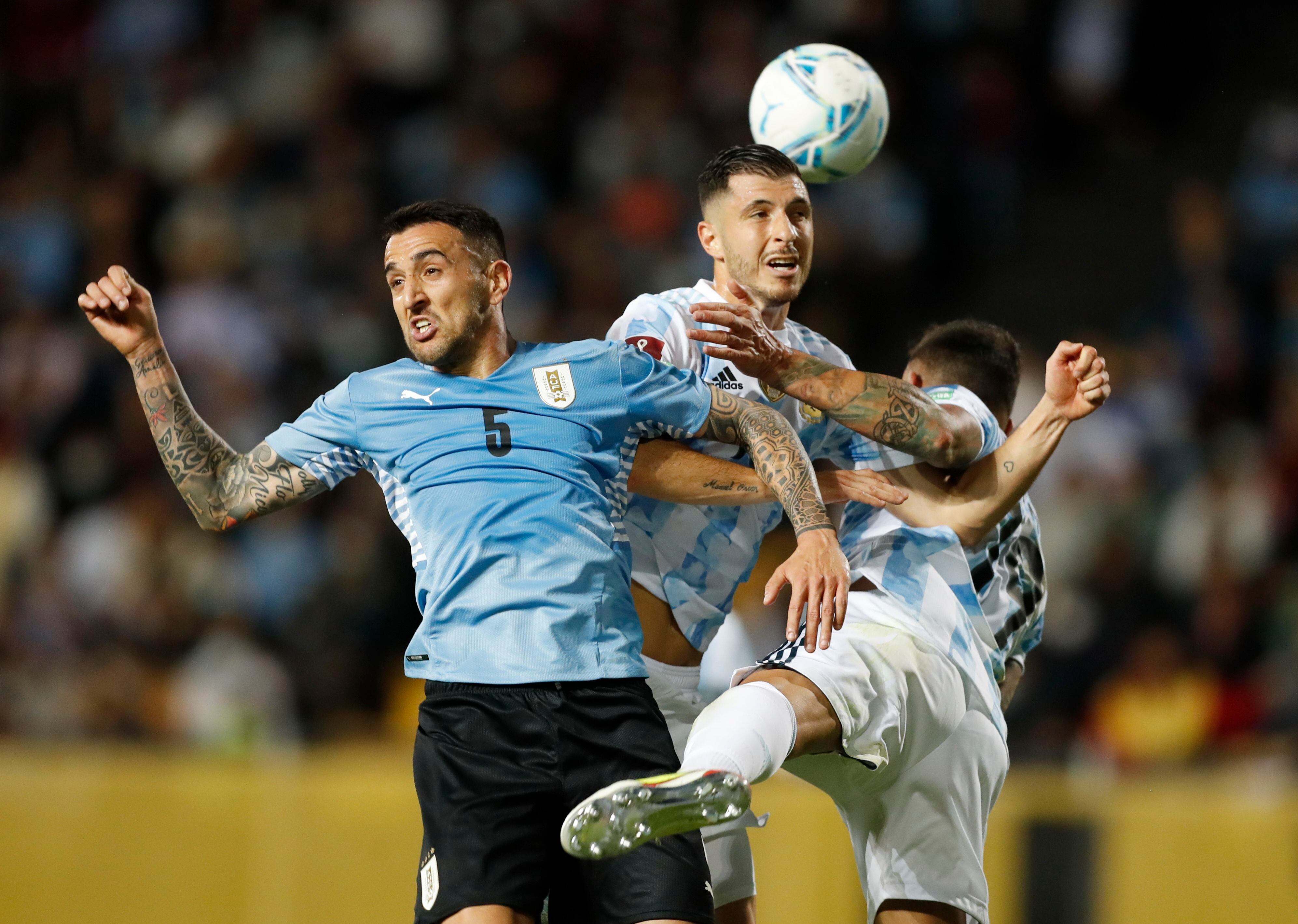 Guido Rodríguez con la camiseta de la selección argentina en un partido de Eliminatorias frente a Uruguay (REUTERS/Matilde Campodonico)