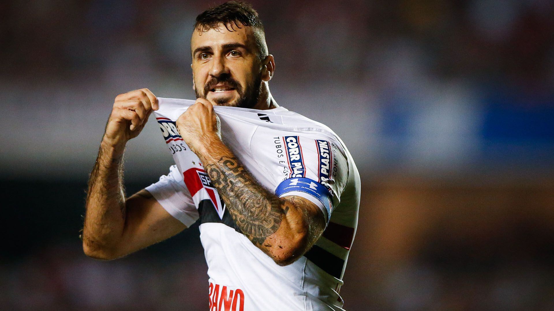 SAO PAULO, BRAZIL – MAY 27: Lucas Pratto of Sao Paulo in action during the match between Sao Paulo and Palmeiras for the Brasileirao Series A 2017 at Morumbi stadium on May 27, 2017 in Sao Paulo, Brazil. (Photo by Alexandre Schneider/Getty Images)