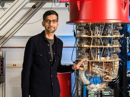 Una computadora cuántica y Sundar Pichai, el CEO de Google (Google)