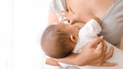 Hasta ahora, las mujeres con EM se veían imposibilitadas de amamantar a sus hijos ya que debían retomar el tratamiento interrumpido en el embarazo (Shutterstock)