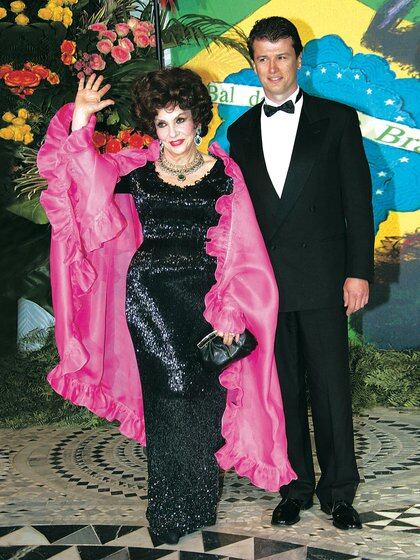 En 2006 Gina sorprendiÃ³ al anunciar su compromiso matrimonial con Javier Rigau, con el que aparece en esta imagen de marzo de 2005 (AFP)