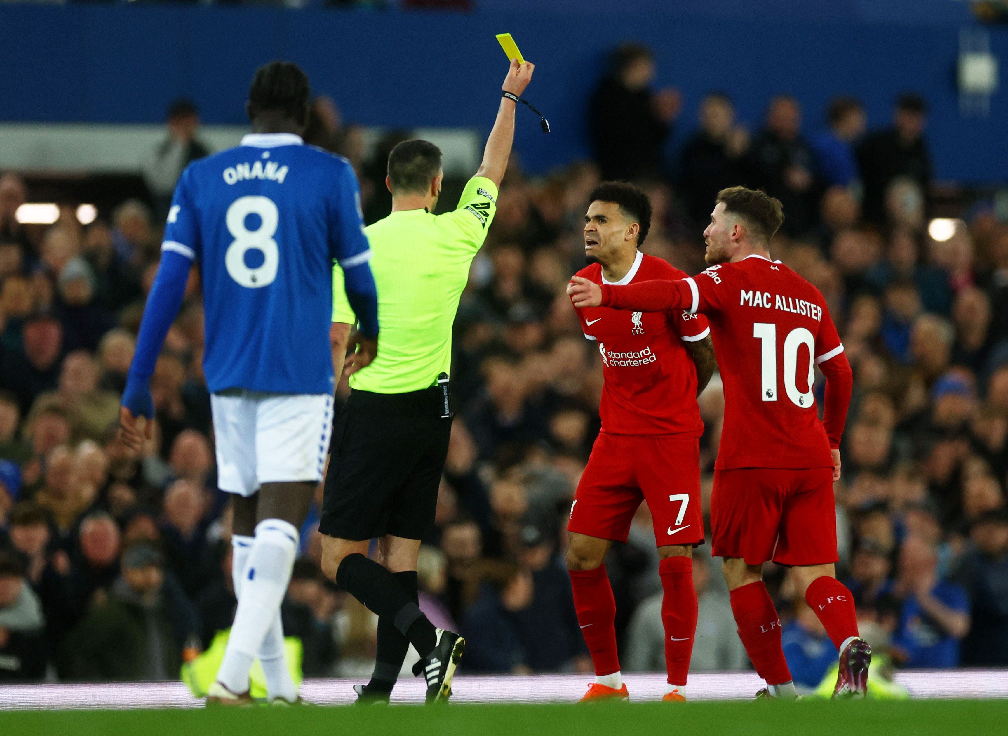 Luis Díaz jugó el partido completo ante Everton y recibió tarjeta amarilla en el minuto 90+3 - crédito Reuters/Lee Smith 