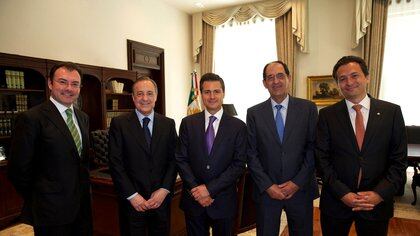 Enrique Peña Nieto con el Presidente del consorcio español de construcción, energía y servicios ACS, Florentino Pérez, quien es también Presidente del club de fútbol, Real Madrid. Durante el encuentro estuvieron presentes entre otros, el Secretario de Hacienda y Crédito Público, Luis Videgaray Caso y el Director General de Petróleos Mexicanos, Emilio Lozoya Austin.
(FOTO: PRESIDENCIA /CUARTOSCURO/ ARCHIVO)