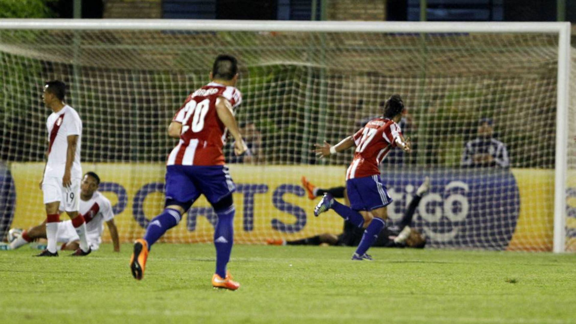 Ángel Romero celebrando el primer gol en Perú vs Paraguay.